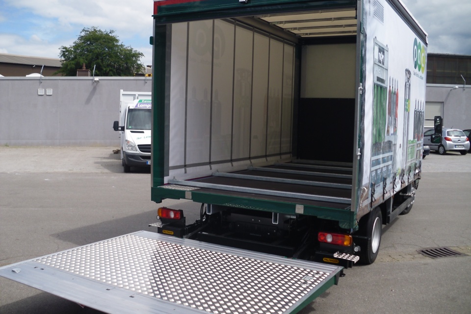 Lampferhoff Curtainsider mit Ladebordwand