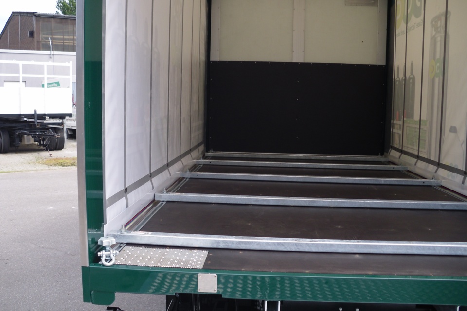 Lampferhoff Curtainsider mit Modulasi Ladungssicherung