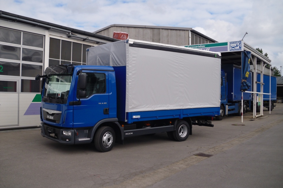 Lampferhoff Curtainsider Seitenansicht
