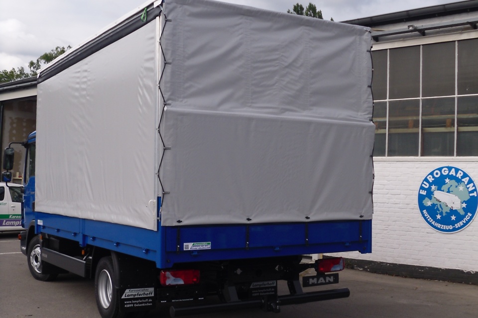 Lampferhoff Curtainsider Heckansicht