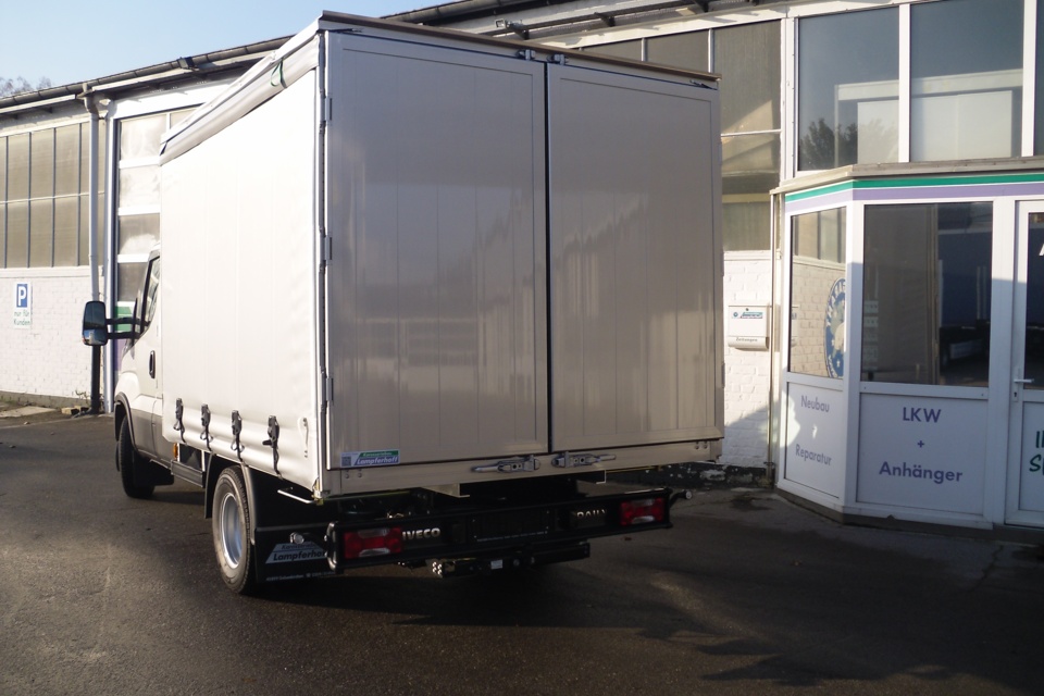 Lampferhoff Curtainsider mit Hecktueren